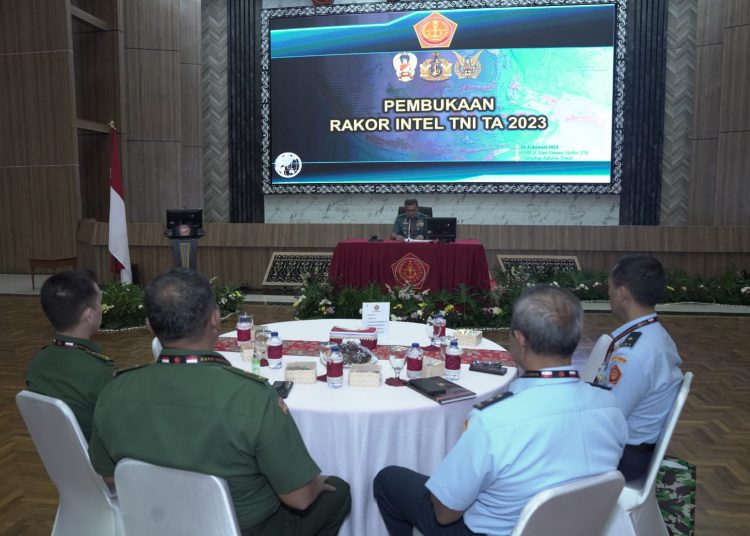 Foto Kasum TNI Letjen TNI Bambang Ismawan S.E., M.M dalam rapat Koordinasi Intel TNI TA 2023