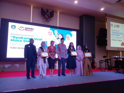 Kepala Sekolah Kasdianto berikan Penghargaan kepada siswa