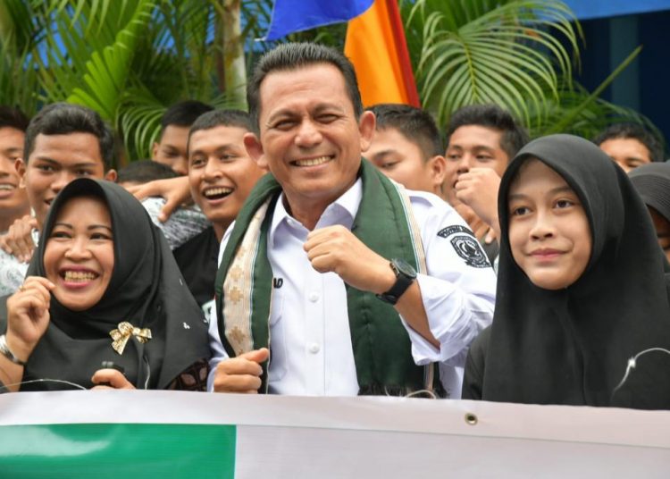 Gubernur H. Ansar Ahmad, SE., MM., foto bersama dengan siswa-siswi SMA Negeri 1 Batam
