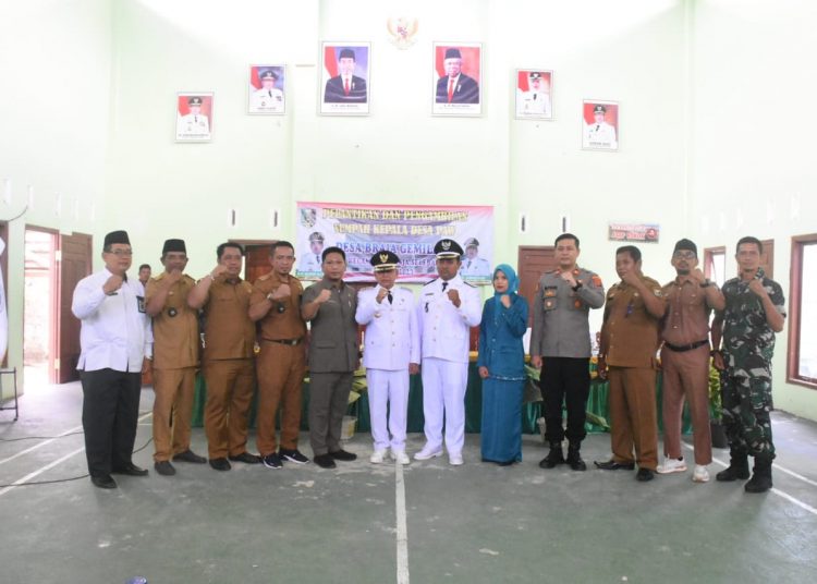 Bupati Lampung Timur M Dawam Rahardjo foto bersama dengan Kades Terlantik dan Forkopimda yang hadir