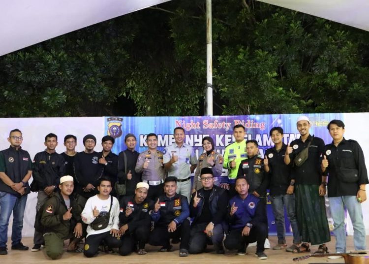 Foto bersama Satuan lalu lintas (SatLantas) Polres Siak Polda Riau saat gelar Night Safety Riding dan kampanye keselamatan berlalu lintas